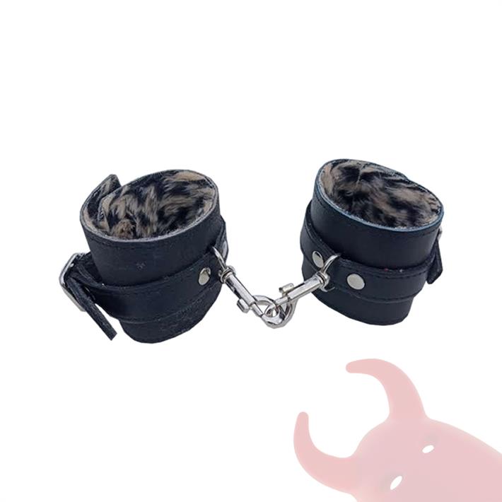 Esposas Negras Simples Con Mosqueton Y Peluche Animal Print
