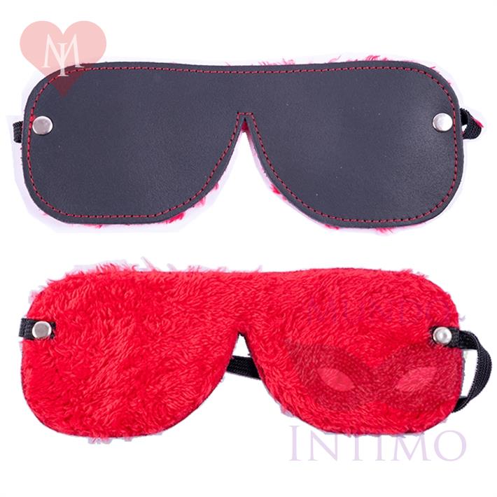 Antifaz negro con peluche rojo