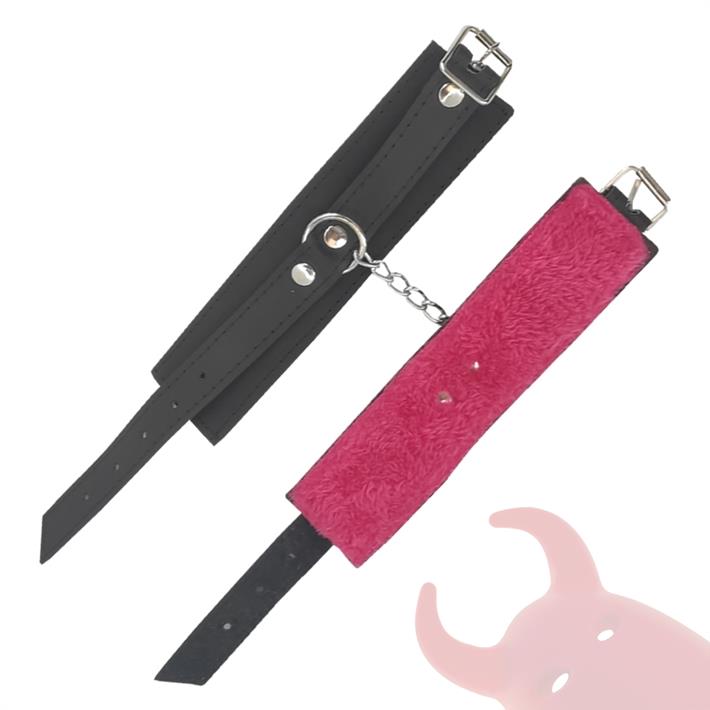 Esposas de cuero negro con peluche fucsia