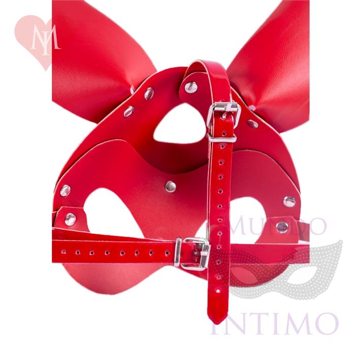 Mascara en cuerina roja de conejo