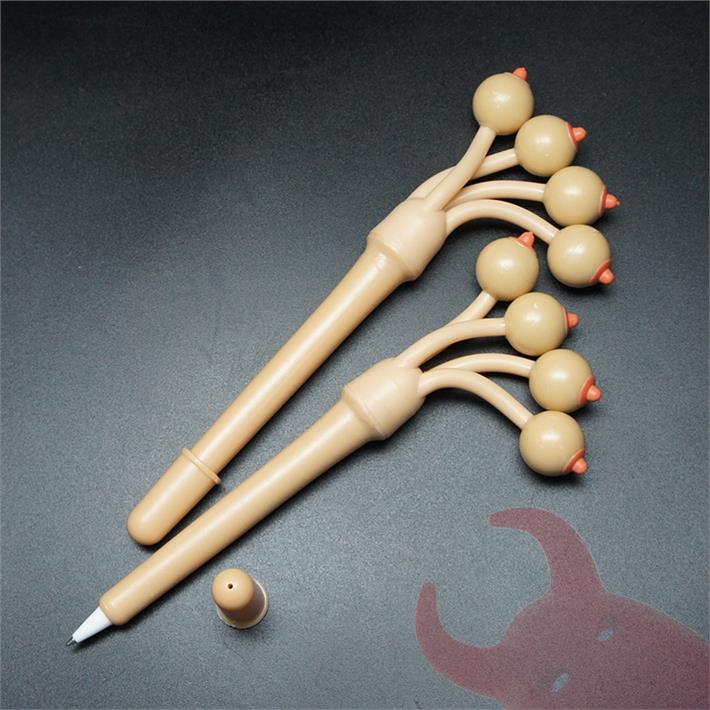 Lapicera con pechos que cuelgan